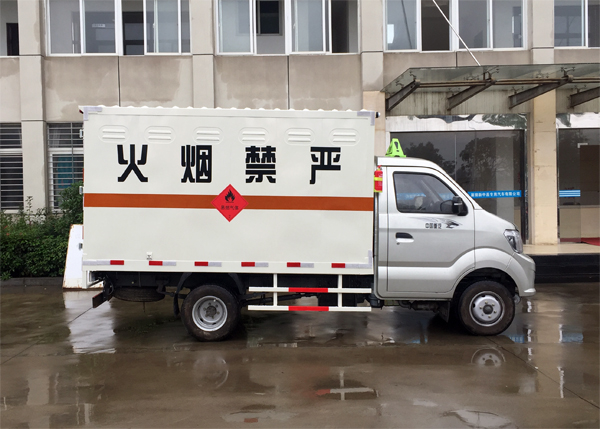 重汽王牌小型1.3噸易燃液體廂式運(yùn)輸車(chē)
