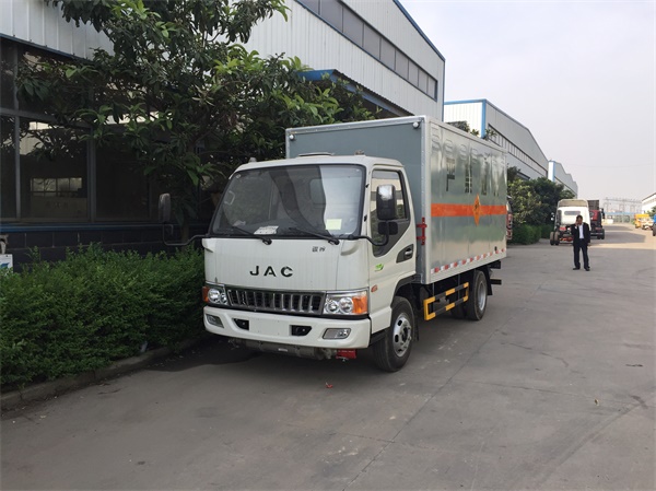 江淮駿鈴3.5噸4.2米易燃液體廂式運(yùn)輸車(chē)